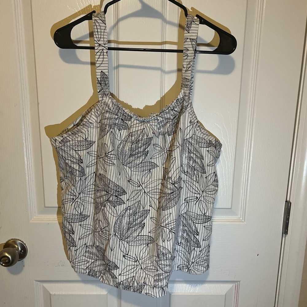 ✨ Merona Floral tank top